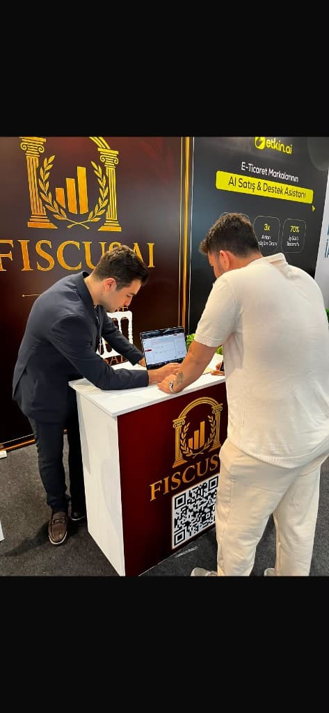 Fiscus AI standında ziyaretçiyle demo