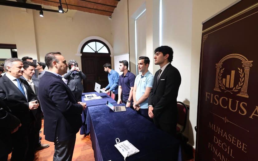 Sanayi ve Teknoloji Bakanı Mehmet Fatih Kaçır Fiscus AI standını ziyaret ederken